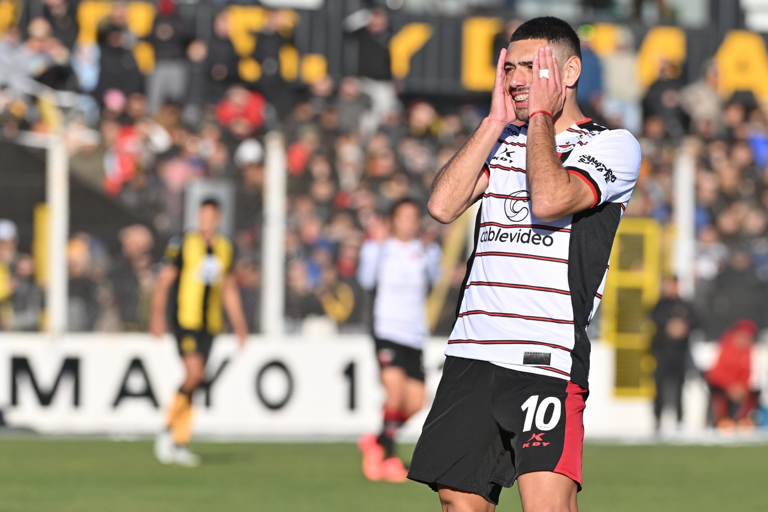 Nicolás Delgadillo se lamenta de una oportunidad de gol perdida. 