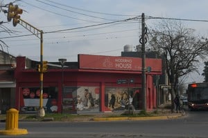 La sede comercial de la firma Moderno House, en avenida Facundo Zuviría 6699, también fue allanada este lunes. Foto: Flavio Raina