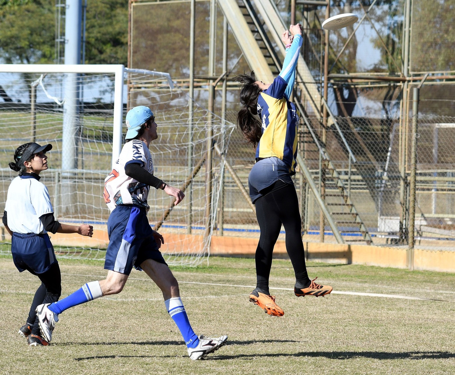 Ultimate frisbee en El Quilla. El objetivo del juego es coger el disco en la zona del equipo oponente (como en el fútbol americano), marcando así un punto. No está permitido correr con el disco en la mano. El jugador que tiene la posesión del disco establece un pie de pivote (como en el baloncesto) y lanza a un compañero de equipo.