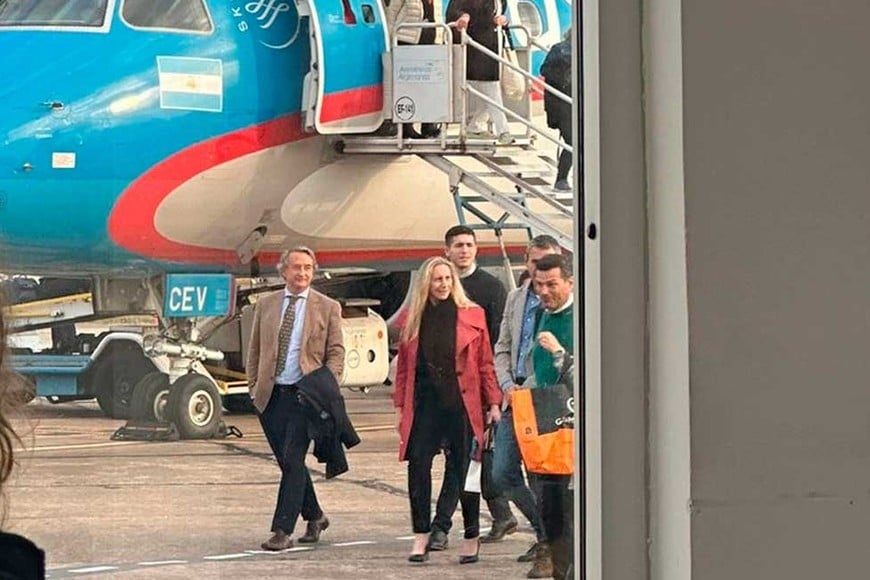 La secretaria general de la Presidencia y hermana del presidente al aterrizar en el aeropuerto de Sauce Viejo.