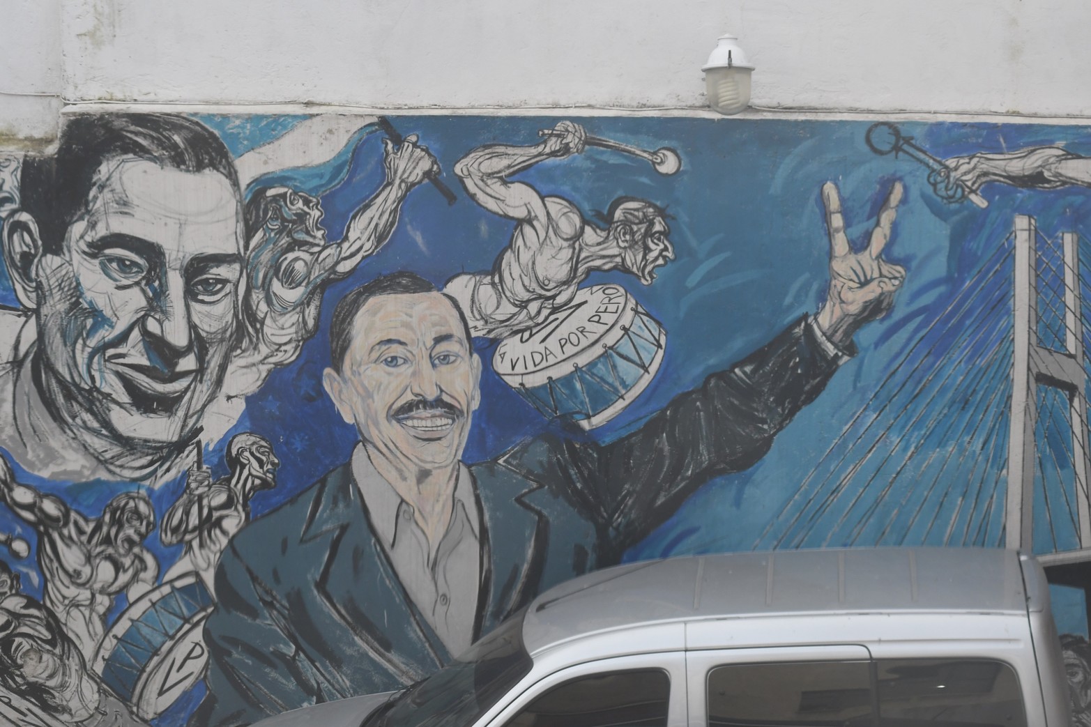 Mural para Jorge Obeid. En la sede del partido Justicialista, en la zona del estacionamiento, hay pintado una pared donde se puede ver al ex gobernador e intendente de la ciudad de Santa Fe junto a Juan Perón.