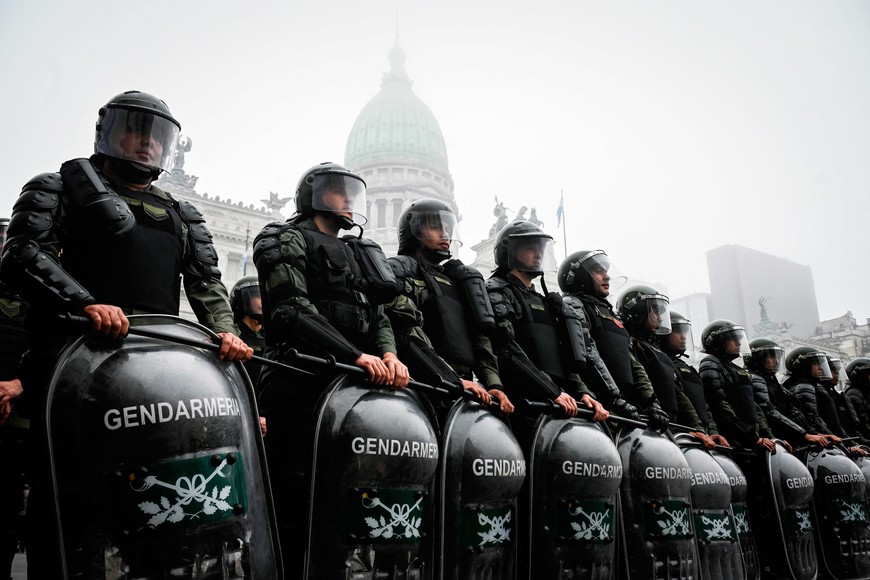 Oficiales de Gendarmería custodiaban las adyacencias del Congreso. Foto: NA
