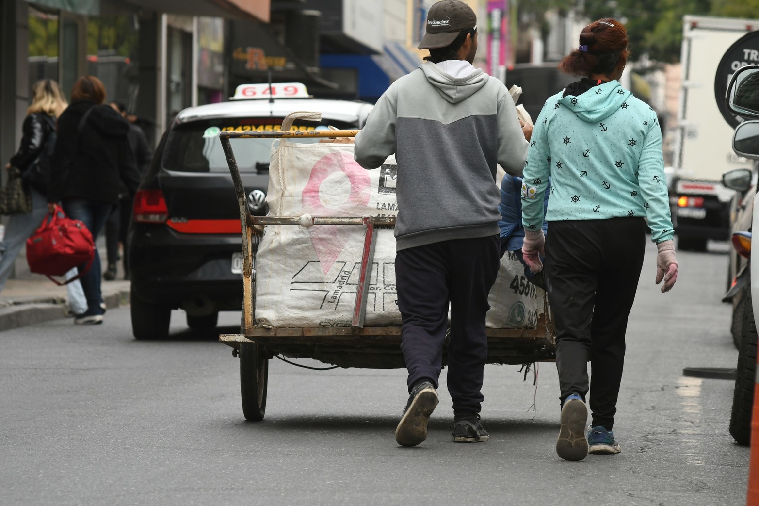 La pobreza sigue subiendo y cada vez mas personas arman carros para cirugear. Una triste postal que ya supera mas de la mitad de la población de Argentina.