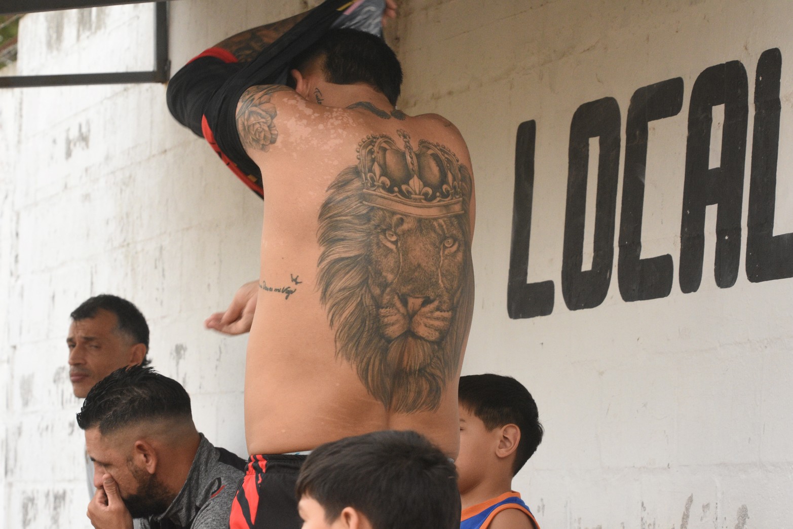 Un león en la espalda. El pasado sábado en el partido entre Newell´s y Gimnasia y Esgrima, cuando realizaron un cambio de jugador, el que ingresó se pudo ver este particular tatuaje.