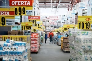 FILE PHOTO: Consumers check products at a wholesaler in Buenos Aires, Argentina May 10, 2024. REUTERS/Irina Dambrauskas/File Photo