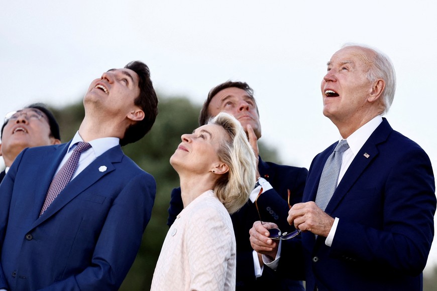 U.S. President Joe Biden, Canada's Prime Minister Justin Trudeau, France's President Emmanuel Macron, Japan's Prime Minister Fumio Kishida, ?and European Commission President Ursula von der Leyen look on during a skydiving demonstration on the first day of the G7 summit, in Savelletri, Italy, June 13, 2024. REUTERS/Yara Nardi     TPX IMAGES OF THE DAY