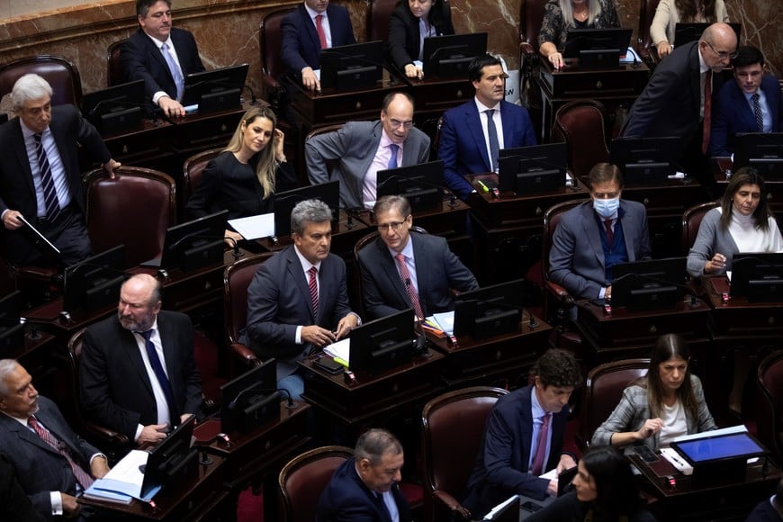 (240612) -- BUENOS AIRES, 12 junio, 2024 (Xinhua) -- Legisladores asisten a la sesión de la Cámara de Senadores en la que se debate la "Ley Bases y Puntos de Partida para la Libertad de los Argentinos", en el Congreso Nacional, en la ciudad de Buenos Aires, Argentina, el 12 de junio de 2024. La Cámara de Senadores de Argentina comenzó a debatir el miércoles la "Ley Bases y Puntos de Partida para la Libertad de los Argentinos", conocida como "ley ómnibus" por la variedad de temas que aborda, una iniciativa clave para el Ejecutivo a cargo del presidente Javier Milei por las reformas que impulsa en materia económica, financiera, laboral y social. (Xinhua/Martín Zabala) (mz) (jg) (ra) (vf)