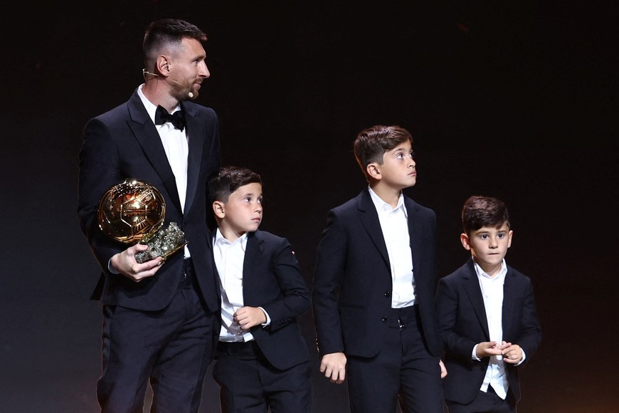 Soccer Football - 2023 Ballon d'Or - Chatelet Theatre, Paris, France - October 30, 2023
Inter Miami's Lionel Messi after winning the men's Ballon d'Or with his sons, Thiago, Mateo and Ciro REUTERS/Stephanie Lecocq