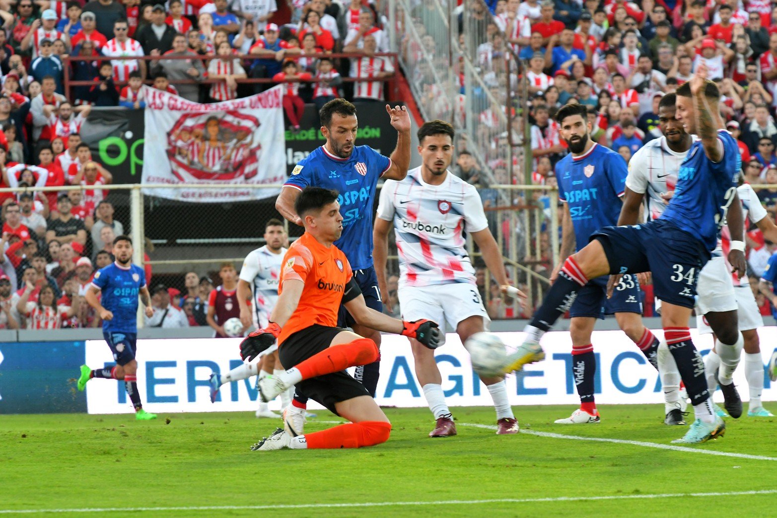 Casi la mete Pardo por segunda vez en el partido antes de marcar el empate. Unión le ganó 2 a 1 a San Lorenzo y se mantiene en la punta del torneo disputadas cinco fechas.