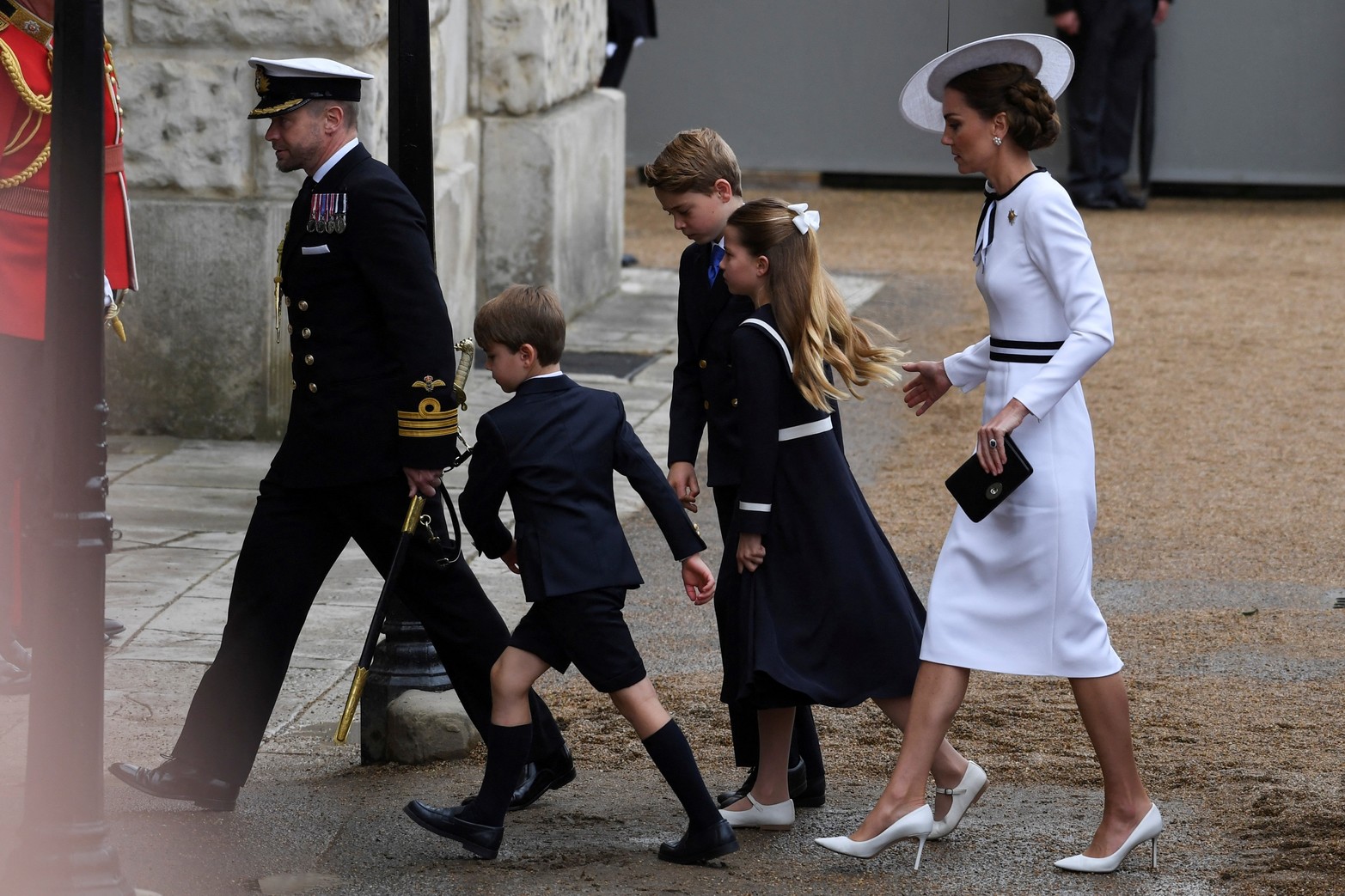 Catalina de Gran Bretaña, la Princesa de Gales, el Príncipe George, la Princesa Carlota y el Príncipe Luis caminan durante el desfile.