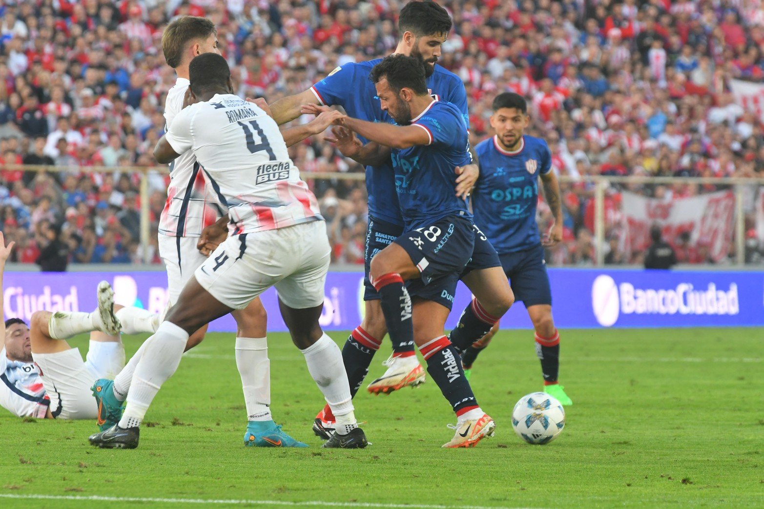 Unión le ganó 2 a 1 a San Lorenzo y se mantiene en la punta del torneo disputadas cinco fechas.