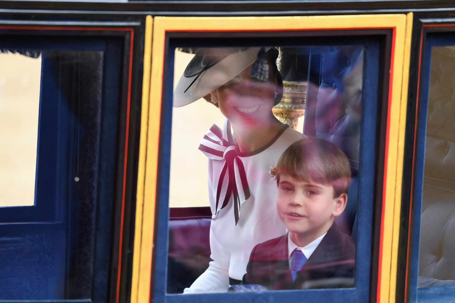 Catalina, la princesa de Gales y el príncipe Luis de Gran Bretaña sonríen durante el desfile.