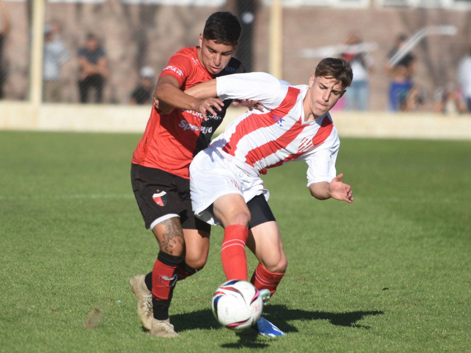 El clásico en la liga santafesina de fútbol fue para Colón que le ganó 2 a 0 a Unión y está segundo en el torneo.