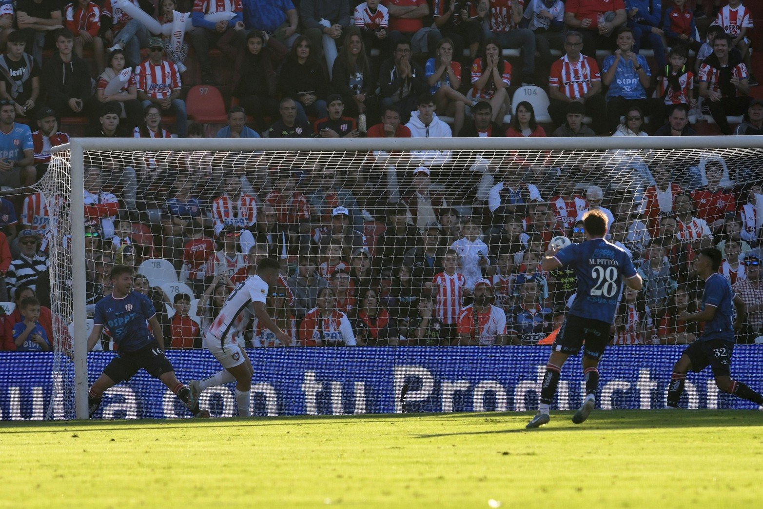 El primer gol lo marcó San Lorenzo en el primer tiempo. Unión le ganó 2 a 1 a San Lorenzo y se mantiene en la punta del torneo disputadas cinco fechas.