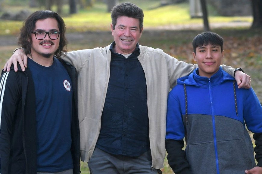 Tobías y Matías reconocen en Mario a una persona generosa que les brinda seguridad y un soporte. Crédito: Flavio Raina.