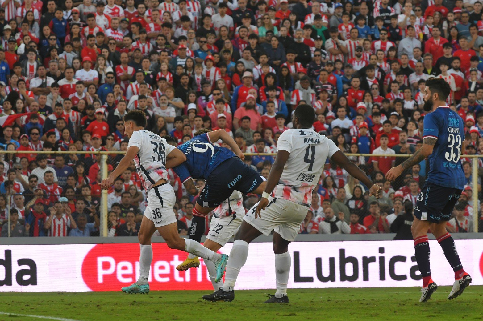 La pelota ya partió. El cabezazo del González  "Toro" Morales va directo al arco. El gol fue anulado. Unión le ganó 2 a 1 a San Lorenzo y se mantiene en la punta del torneo disputadas cinco fechas.