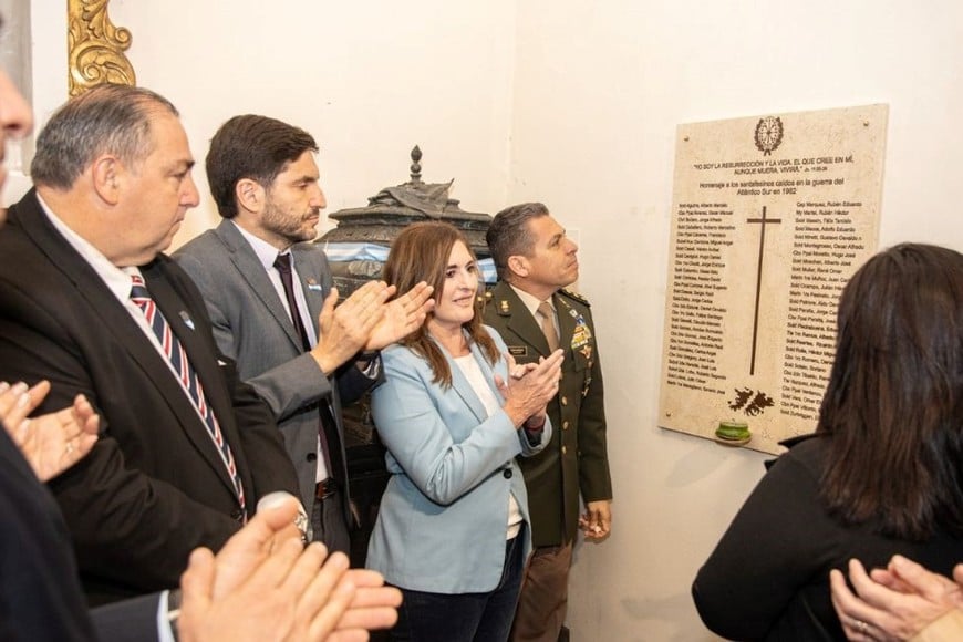 Las actividades protocolares incluyeron el descubrimiento de una placa en la Catedral Metropolitana en homenaje a los santafesinos caídos en Malvinas.