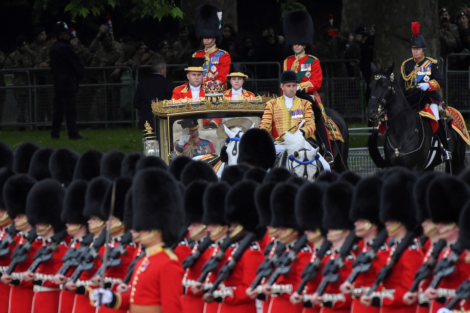 
El rey Carlos III de Gran Bretaña, la reina Camilla y Ana, la Princesa Real, llegan al desfile Trooping the Color