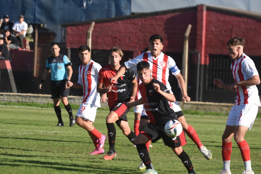 El clásico en la liga santafesina de fútbol fue para Colón que le ganó 2 a 0 a Unión y está segundo en el torneo.