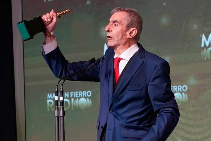 El experimentado periodista levantó el premio más importante de la noche. Foto: NA