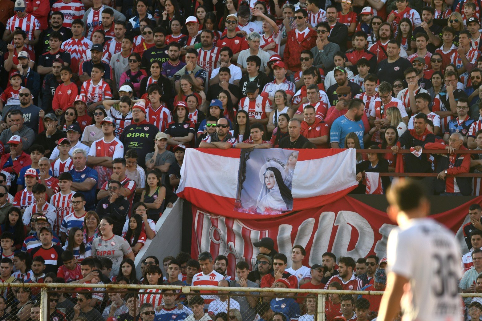 Es sabido que San Lorenzo lo ayuda el Papa Francisco (¿y Andrés Merlo?). Los hinchas de Unión colgaron la bandera de Mamá Antula que sumó los tres puntos al final.