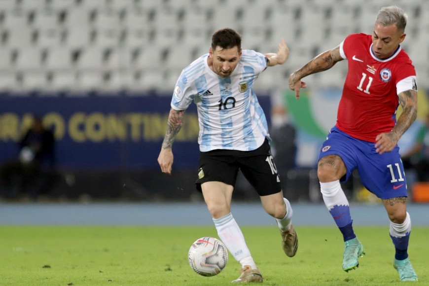 Lionel Messi maniobra ante el chileno Vargas en la apertura de la última Copa América, que Argentina ganó en Brasil.