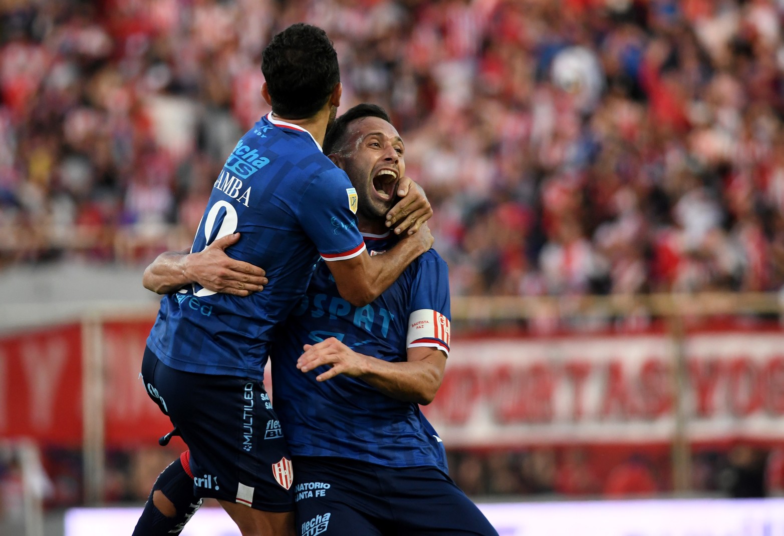 Claudio Corvalán se abraza con Lucas Gamba. El defensor encontró el espacio justo para conectar un cabezazo cruzado que hizo estirar al arquero Altamirano. Dio rebote y ahí estaba el "Toro" Morales.  