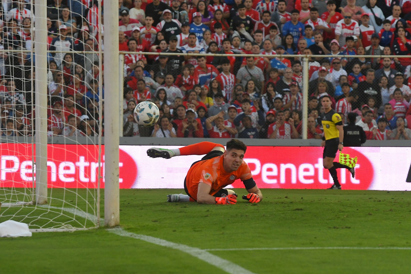 El cabezazo de Morales pica y entra. Por milímetros el VAR anulo el gol. ¿"Ayudin" para San Lorenzo? 