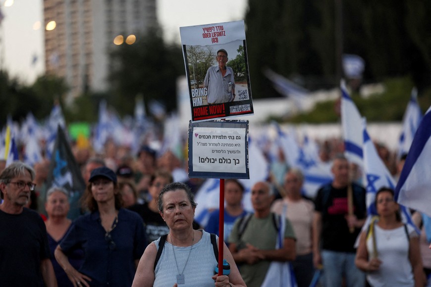 Protesters attend a demonstration against Israeli Prime Minister Benjamin Netanyahu's government, during Israel-Hamas conflict, near the Knesset, Israel's parliament in Jerusalem June 18, 2024. REUTERS/Ronen Zvulun
     TPX IMAGES OF THE DAY