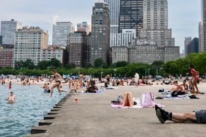 La gente intenta mitigar el calor en las aguas del río Michigan en la ciudad de Chicago, que el lunes batió un récord de temperatura en 1957 con una máxima de 36 grados centígrados (97 grados Fahrenheit).