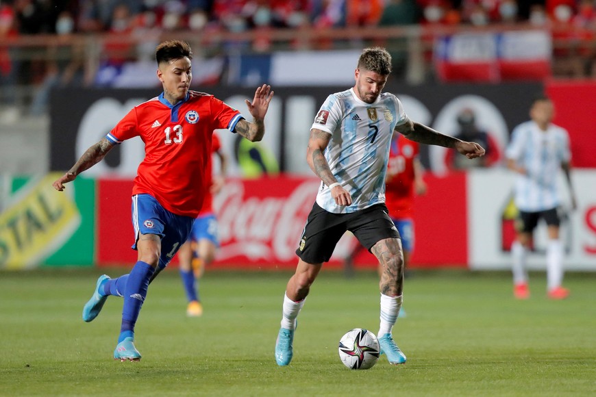 Soccer Football - World Cup - South American Qualifiers - Chile v Argentina - Estadio Zorros del Desierto, Calama, Chile - January 27, 2022
Argentina's Rodrigo De Paul in action with Chile's Erick Pulgar 
Pool via REUTERS/Javier Torres