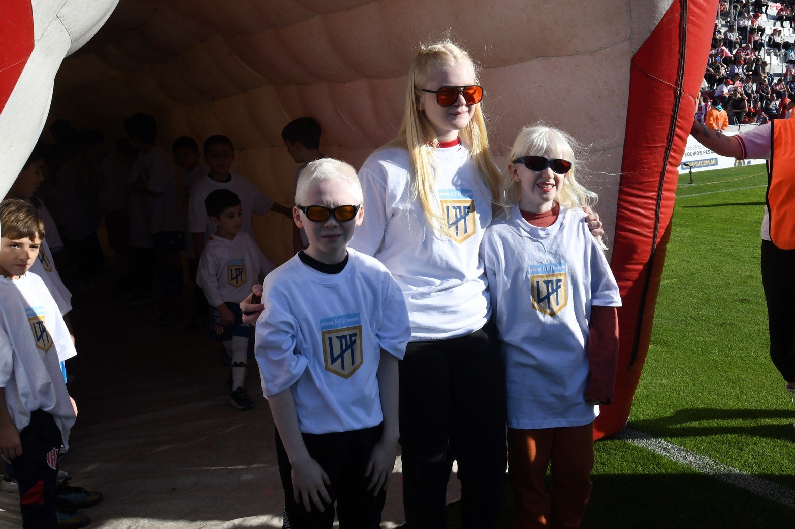 El capitán de Unión salió de la mano de tres chicos albinos. El pasado 13 de junio  fue el día Internacional de Sensibilización sobre el Albinismo.