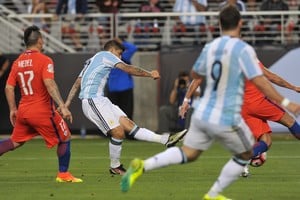 Ever Banega convierte uno de los goles de Argentina en el debut ante Chile en la Copa América de 2016 en Estados Unidos. Este partido se jugó en Santa Clara, muy cerquita de San Francisco. Créditos: Reuters