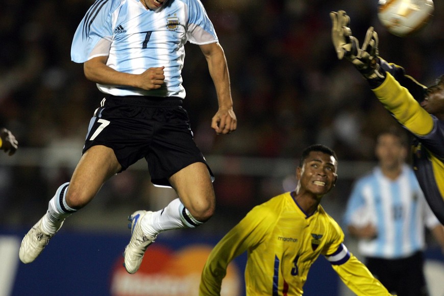 Uno de los goles de Saviola en el 2004, en la goleada de Argentina ante Ecuador en Ciclayo.