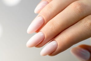 Las Granny Nails destacan por su elegancia discreta y tonos naturales.