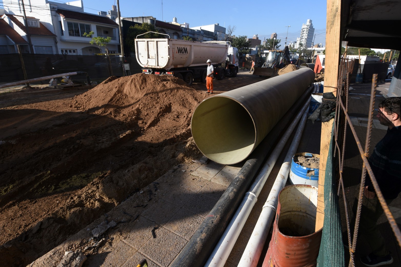 Avance de obra. Comenzaron a colocar tramos del conducto para solucionar el socavón en Unión.  Se trata de los primeros metros de los 60 que deben reemplazarse. Las tareas estarán finalizadas en septiembre.