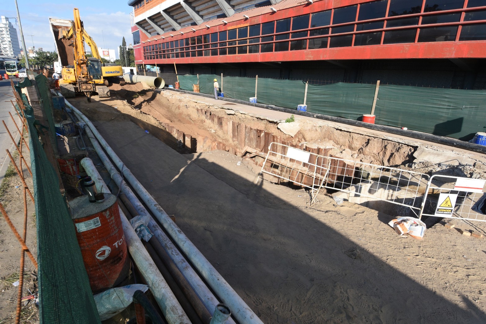 Avance de obra. Comenzaron a colocar tramos del conducto para solucionar el socavón en Unión.  Se trata de los primeros metros de los 60 que deben reemplazarse. Las tareas estarán finalizadas en septiembre.