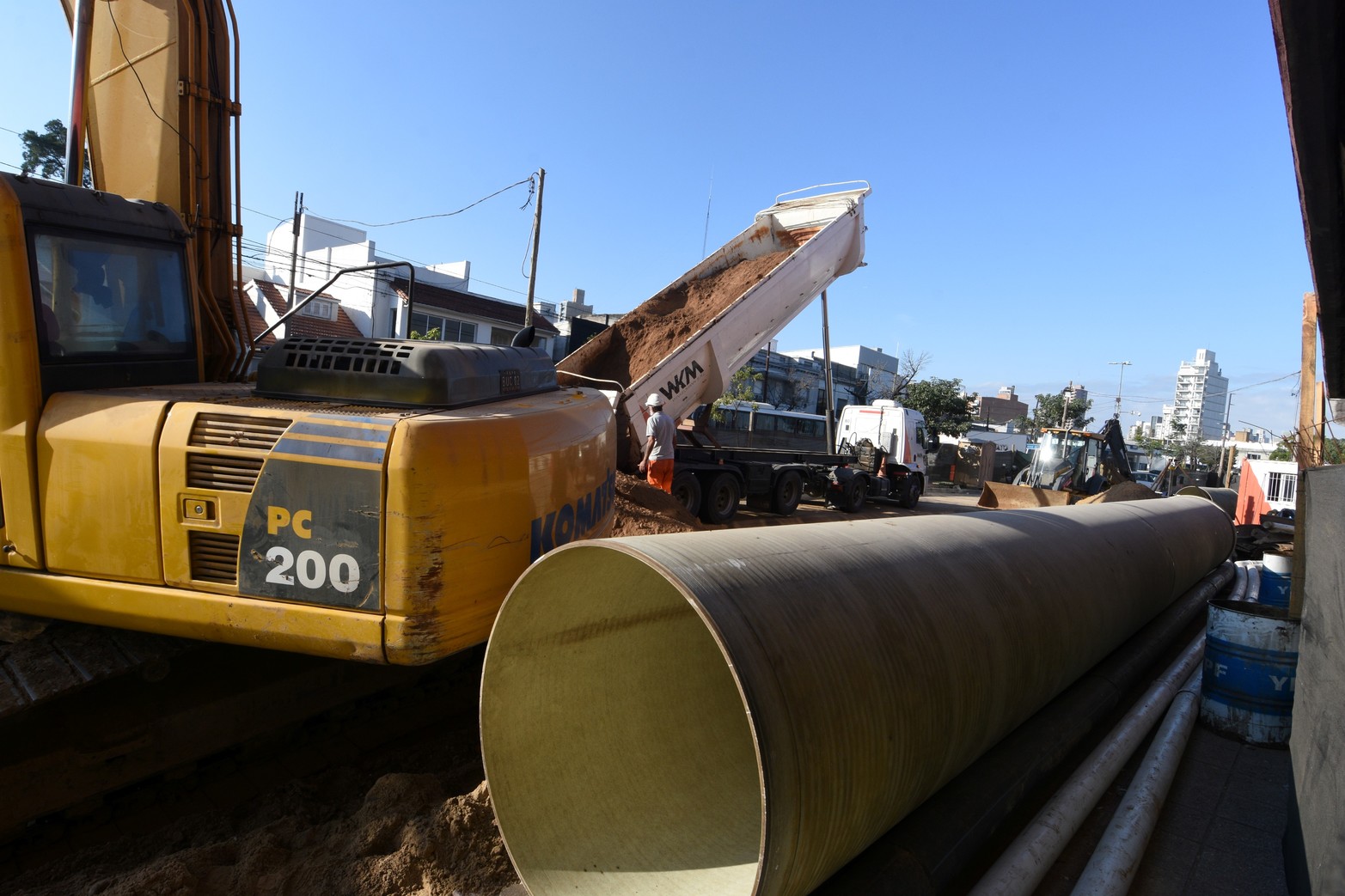 Avance de obra. Comenzaron a colocar tramos del conducto para solucionar el socavón en Unión.  Se trata de los primeros metros de los 60 que deben reemplazarse. Las tareas estarán finalizadas en septiembre.