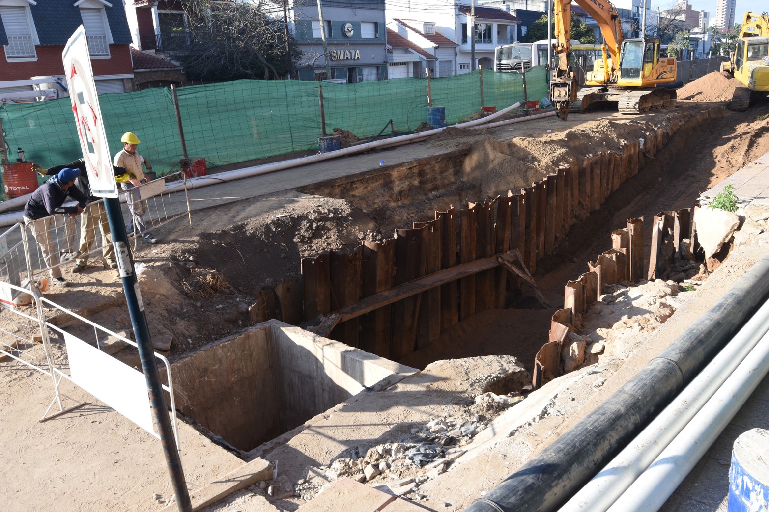 Avance de obra. Comenzaron a colocar tramos del conducto para solucionar el socavón en Unión.  Se trata de los primeros metros de los 60 que deben reemplazarse. Las tareas estarán finalizadas en septiembre.