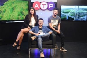 Conducido por Rodrigo Villarreal, ATP transmite en vivo de lunes a viernes de 14:30 a 16:30 horas, ofreciendo entrevistas y segmentos variados.