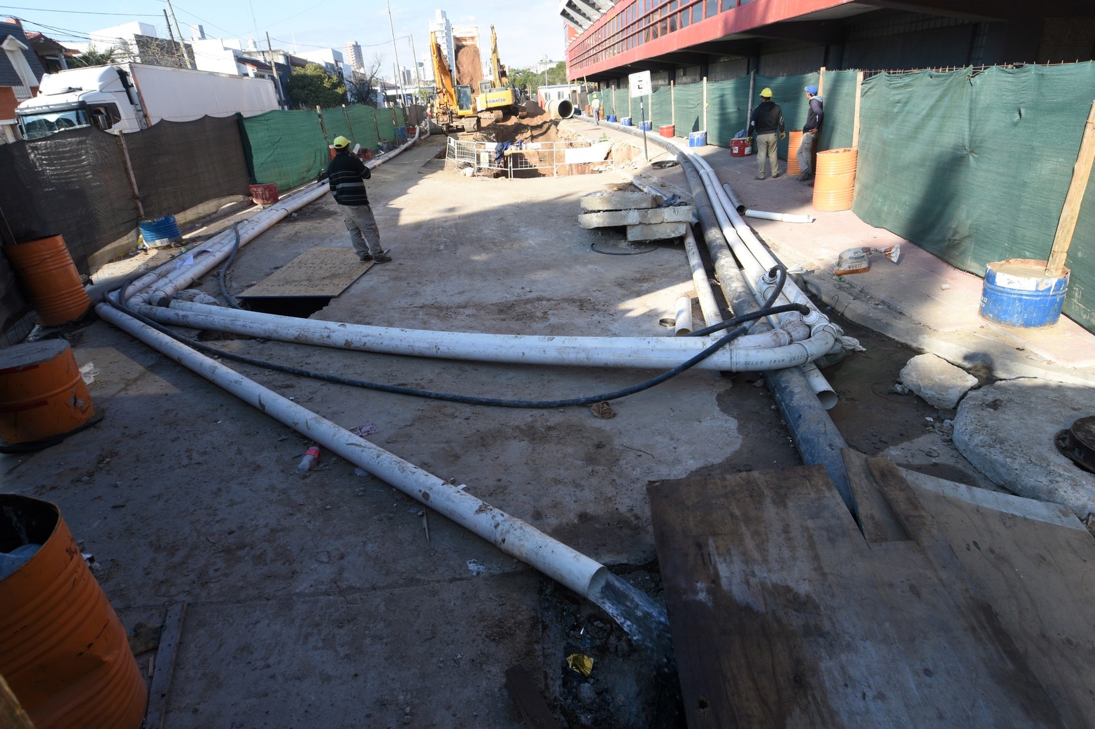 Avance de obra. Comenzaron a colocar tramos del conducto para solucionar el socavón en Unión.  Se trata de los primeros metros de los 60 que deben reemplazarse. Las tareas estarán finalizadas en septiembre.