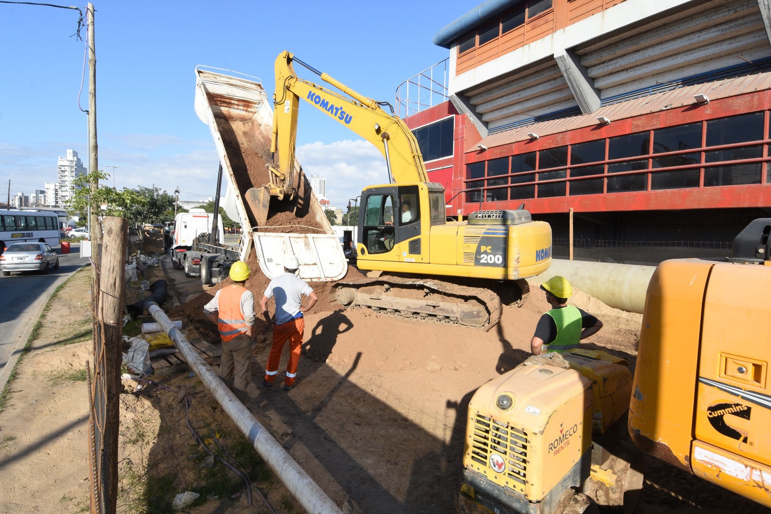 Avance de obra. Comenzaron a colocar tramos del conducto para solucionar el socavón en Unión.  Se trata de los primeros metros de los 60 que deben reemplazarse. Las tareas estarán finalizadas en septiembre.