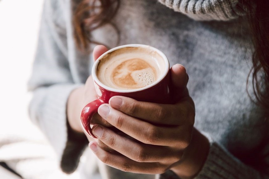 Seis horas antes de dormir, el momento recomendado para dejar de tomar café y favorecer un sueño reparador.