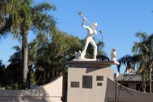 Símbolo verense. Se cumplen 50 años de la aprobación legislativa que establece el emplazamiento del Monumento Nacional al Hachero en la ciudad, en 1974.