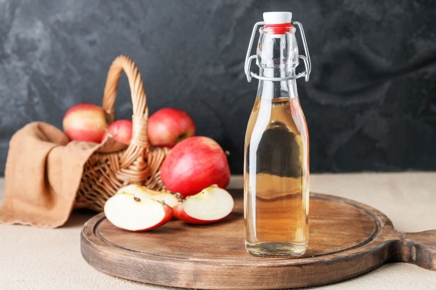 El vinagre de sidra de manzana puede mezclarse en partes iguales con agua y aplicarse con un atomizador dentro del placard.