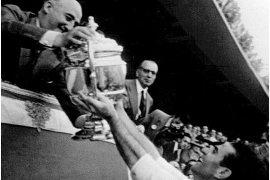 Francisco Franco entregando a sus jugadores la Eurocopa 1964 en Madrid.