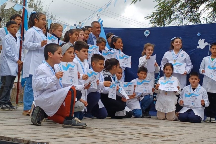 La Escuela Candioti de Barrio Caima, y sus alumnos sobre el escenario.