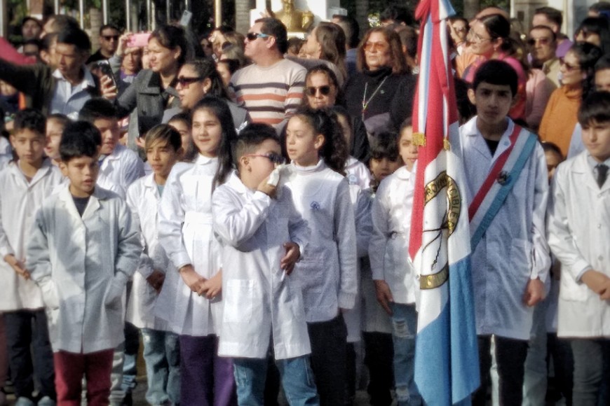 Los alumnos de cuarto grado, prometieron la bandera en la Plaza Urquiza.