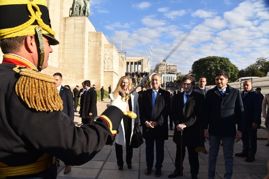 Javier Milei arribó al Monumento Nacional a la Bandera donde lo esperaban el gobernador Maximiliano Pullaro y el intendente Pablo Javkin