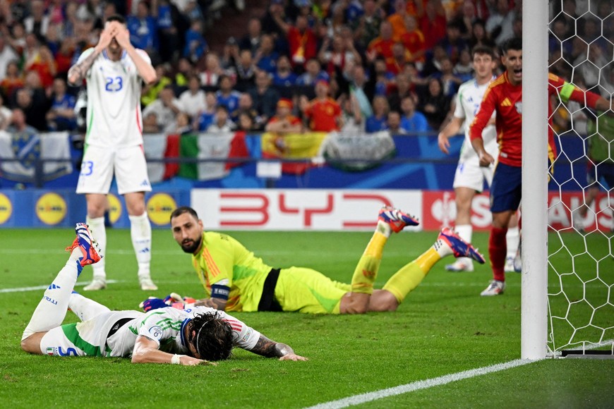 Soccer Football - Euro 2024 - Group B - Spain v Italy - Arena AufSchalke, Gelsenkirchen, Germany - June 20, 2024
Italy's Riccardo Calafiori looks dejected after he scores Spain's first with an own goal REUTERS/Carmen Jaspersen     TPX IMAGES OF THE DAY